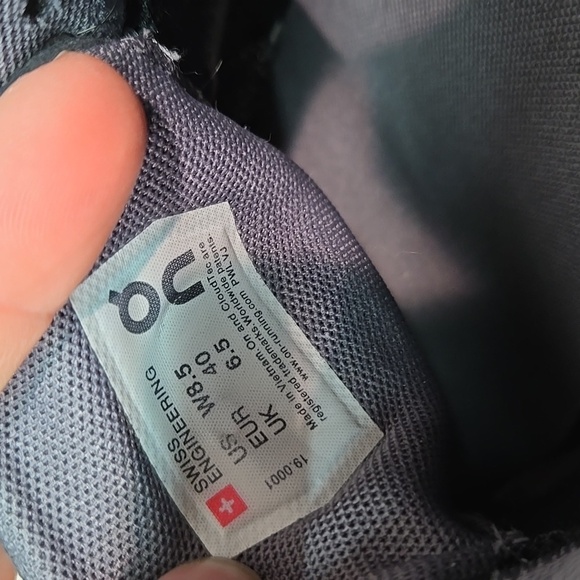 On Running Cloud Women Black& White Sneakers Atjletic Running Sz 8.5 - Picture 8 of 11